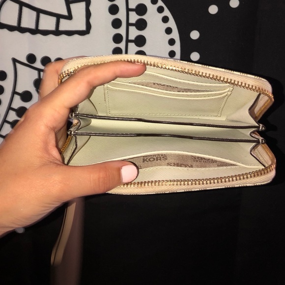 USED Michael Kors Wallet - Picture 2 of 3